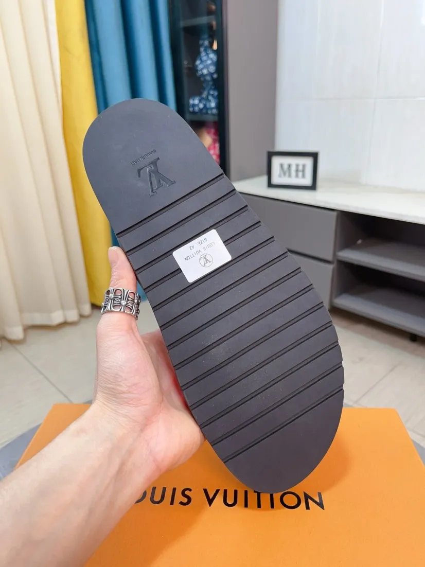 Men's shoes💰300🌹🌹【LV】Multi-color new men's slippers, original top-quality version, original special cowhide with pebbled embossing➕sheepskin on the inner and side, non-slip combination sole, more stable walking, more comfortable and lightweight, high-end and generous, size: 38~44